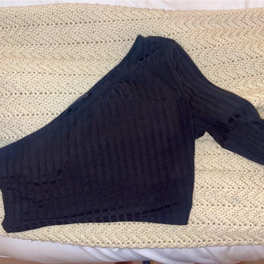 One shoulder black crop top